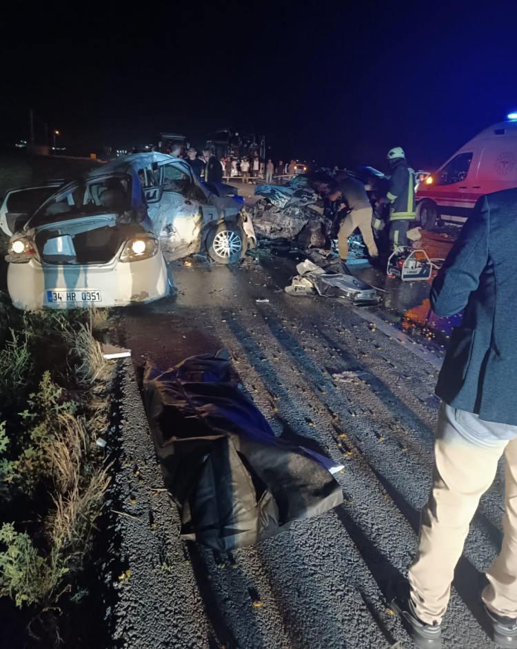 <p>İki bebek, hastanelere kaldırılıp tedaviye alındı. Kazada ölen 4 kişinin cansız bedenleri, otopsi için Karapınar Devlet Hastanesi'nin morguna götürüldü.</p>
