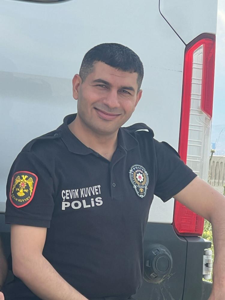<p><span style="color:#FF0000">POLİS MEMURU OLDUĞU ORTAYA ÇIKTI</span></p>
<p>Sürücülerden Yusuf Yılmaz’ın polis memuru olduğu, Konya Çevik Kuvvet Şube Müdürlüğü’nde görev yaptığı belirtildi. Yılmaz’ın, ziyaret için Hatay’da bulunan eşi Zeynep Yılmaz ile 3 aylık kızları Meryem Hira’yı alıp Konya’ya dönerken kazanın yaşandığı bildirildi.</p>