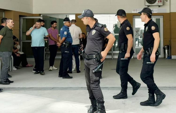 <p>Çiftin kızları Meryem Hira’nın ise kaldırıldığı Selçuk Üniversitesi Tıp Fakültesi Hastanesi’nde entübe edildiği öğrenildi.</p>
<p>Polis memuru Yılmaz’ın İstanbul’da yaşayan ailesinin Konya’ya gelerek cenazeleri teslim alması bekleniyor.</p>