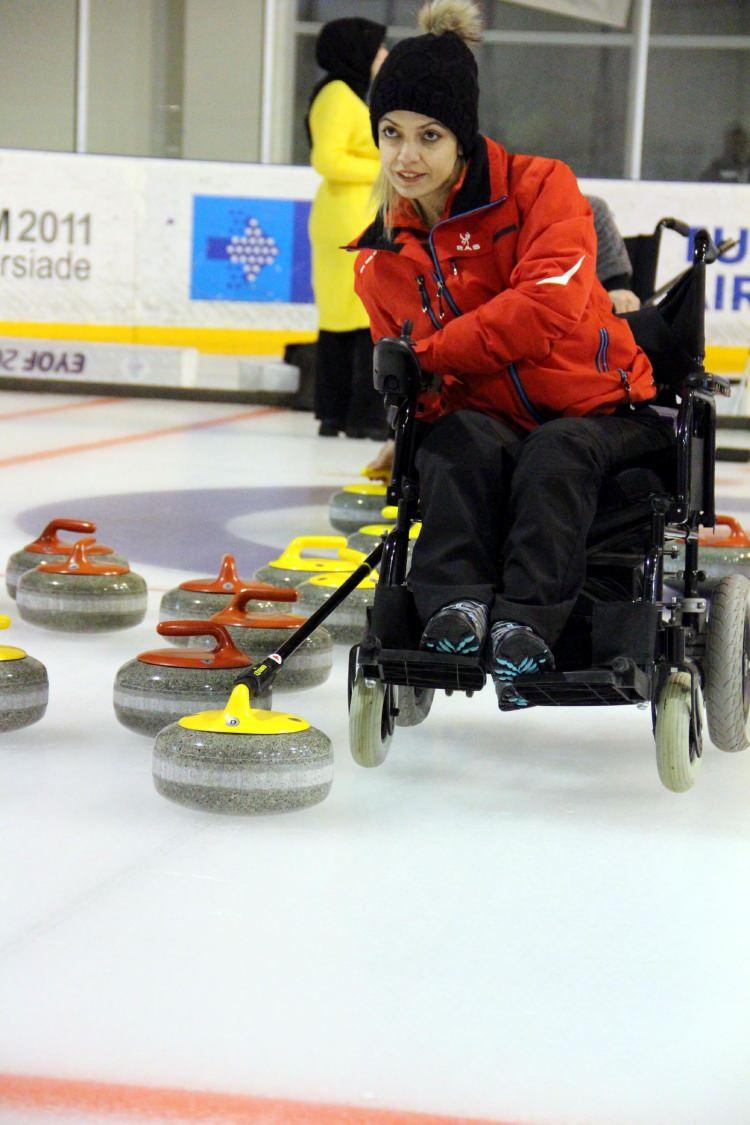 <p>Süreç devam ederken Erzurum'un ev sahipliğini yaptığı 2011 Dünya Üniversitelerarası Kış Oyunları'ndan (UNIVERSIADE) sonra kurulan curling takımına davet edilen Züleyha Bingöl, Curling sporuyla tanıştı. Kısa sürede milli formayı sırtına giyen Bingöl, Tekerlekli Sandalye Curling Milli Takımı'yla çok sayıda uluslararası müsabakaya katıldı.</p>

<p> </p>
