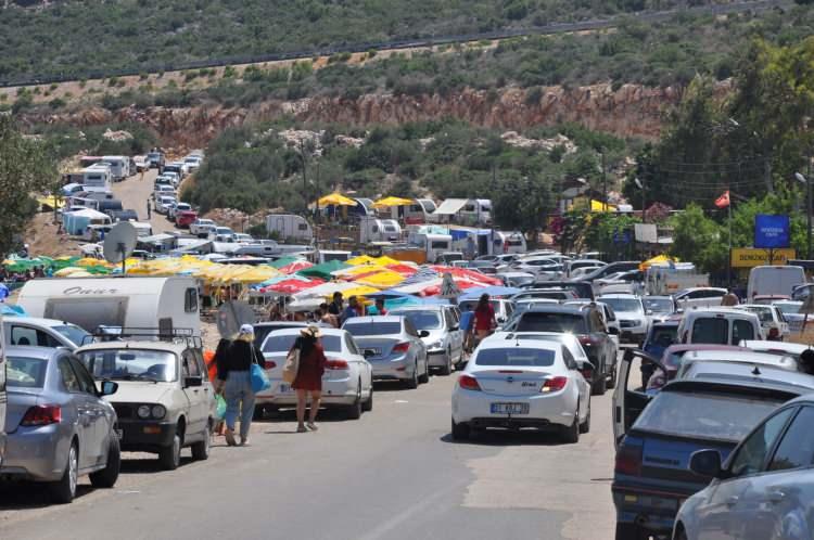 <p>Sahillerdeki yoğunluk nedeniyle Mersin-Antalya karayolundaki trafik akışı aksadı.</p>
<p> </p>
