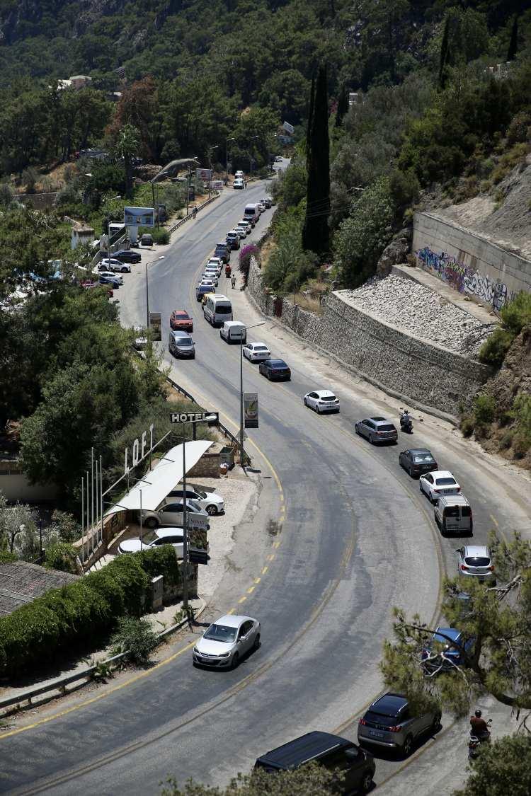 <p>Bazı tatilciler Belcekız ile Kumburnu plajlarını doldururken bazıları ise Babadağ'dan yamaç paraşütüyle atlayış yaparak Ölüdeniz manzarasını havadan izledi.</p>