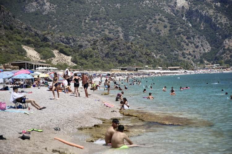 <p>Ula ilçesinin "sakin kent" ünvanı olan Akyaka Mahallesi'nde yerli ve yabancı turistler sahillerden denize girdi. Akyaka'ya gidiş yönünde uzun araç kuyrukları oluştu.</p>