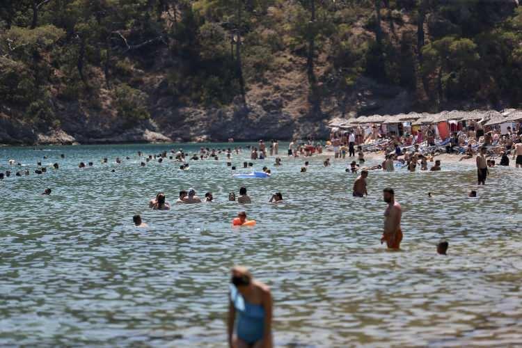 <p>Yerli ve yabancı sörf tutkunları, rüzgar ve uçurtma sörfü yaptı.</p>
<p> </p>
