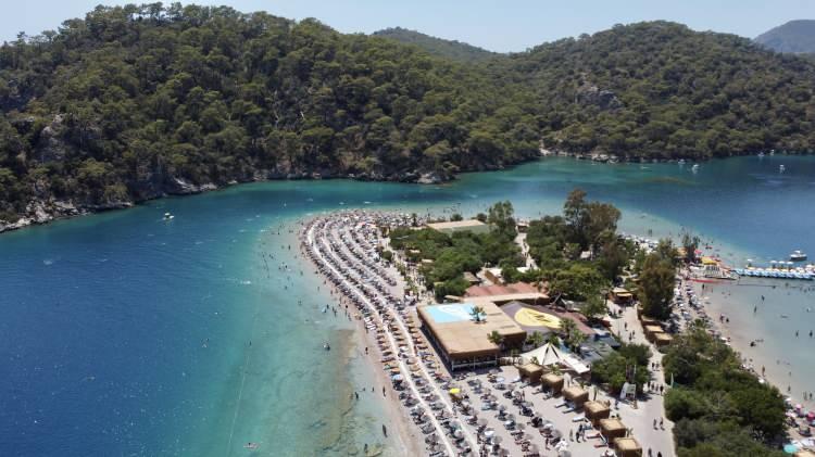 <p>Tekneyle kanaldan İztuzu Plajı'na ulaşan tatilciler, burada şezlonglarda güneşlendi ve denize girdi.</p>
<p> </p>