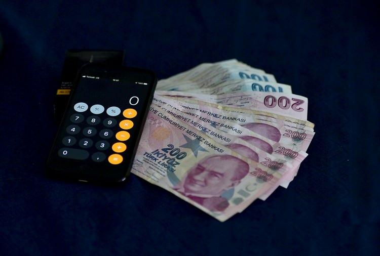 <p>Halen 32 bin 860 lira seviyesinde bulunan en düşük memur maaşı bu orana göre 39 bin 544 liraya çıkacak.</p>

<p> </p>
