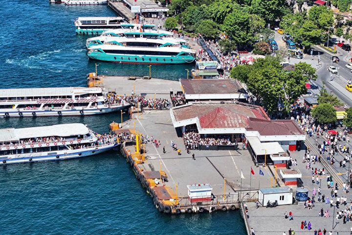 <p>Bayram tatilini İstanbul'da geçiren vatandaşlar ve turistler, kentin tarihi ve turistik yerlerinin bulunduğu Sultanahmet Meydanı ve Eminönü'ne akın etti.</p>

<p> </p>
