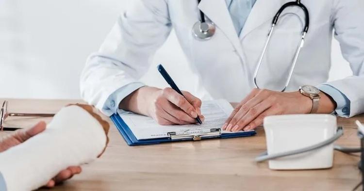 <p>Ayrıca sizin sigortanız serum, enjeksiyon ve tahlilleri karşılıyor" dedi. Sigortamın söylediklerini aynen aktarsam da hastane tarafından kabul edilmedi. 950 TL ücret ödedim. Hastaneyi şikâyet edeceğimi belirterek oradan ayrıldım. Ertesi gün hastaneden bir mesaj aldım ve ücret iadem yapıldı.</p>
<p> </p>
