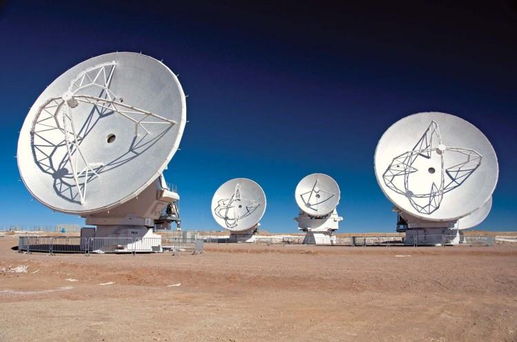 <p>Her ne kadar kozmik bir karmaşa olsa da, yeni gök cisimlerinin keşfedileceği yer bu yıldızlararası kaostur ve Atacama Large Millimeter/submillimeter Array (ALMA) interferometresi insanlığın yıldız izleme cephaneliğindeki en güçlü araçlardan biri olarak görülüyor</p>

<p> </p>
