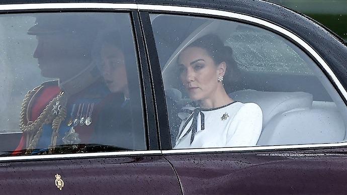 <p><strong>Aracı içinde görüntülenen ve yanında üç çocuğu olan Middleton, seyircilere gülümseyerek el salladı.</strong></p>