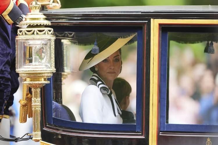 <p><strong>Açıklamasından sonra bütün gözler müstakbel kraliçeyi ararken Kate Middleton, Kral III. Charles'ın doğum günü münasebetiyle düzenlenen Renkli Asker Geçit Törenine katılırken 6 ay sonra ilk kez halkın önüne çıktı.</strong></p>