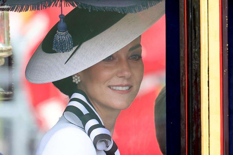 <p><strong>Ne tür bir kanserle savaştığı belirtilmeyen Kate'nin, yan etkilerin bariz bir şekilde gözükmemesi </strong> "Hürriyet'te"<strong> yer alan habere göre uzmanlar tarafından şöyle açıklandı:</strong></p>