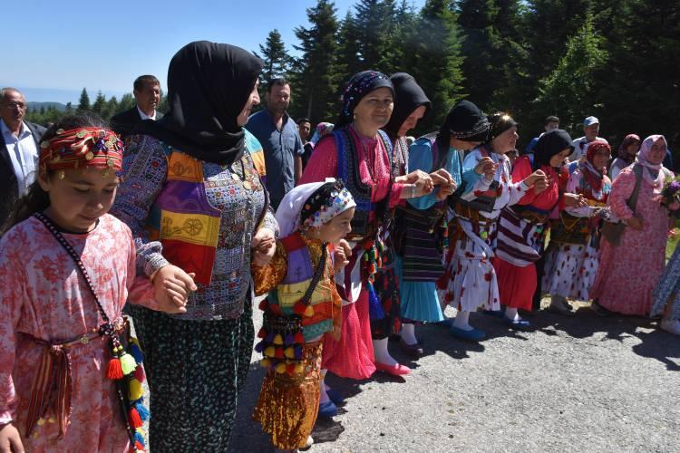 <p>Davul, zurna ve kemençe eşliğinde devam eden yolculuk renkli görüntülere sahne oldu. Kadınlar ise yöresel kıyafetleri ile yolculuğa katıldı.</p>
