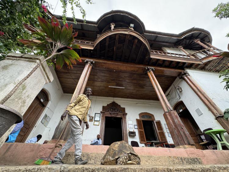 <p>Bir dönem Osmanlı hakimiyetinde olan Harar, 2006 yılında Birleşmiş Milletler Eğitim, Bilim ve Kültür Örgütünün (UNESCO) Dünya Mirası Listesi'ne girdi. Harar, zengin tarihi ve kültürel mirasıyla ülkeyi ziyarete gelenlerin en çok uğradığı şehirler arasında yer alıyor.</p>
