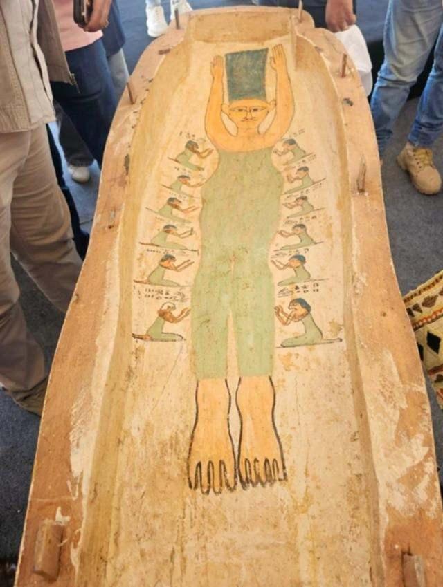 <p><strong>Mezarda, Marge'ın alamet-i farikası olan uzun sa&ccedil; modelini andıran y&uuml;ksek mavi bir tacı olan, yeşil bir kıyafet giymiş sarı renkli bir kadının resmi sosyal medyada Simpsonlar'ın habercisi olarak değerlendirildi.</strong></p>
