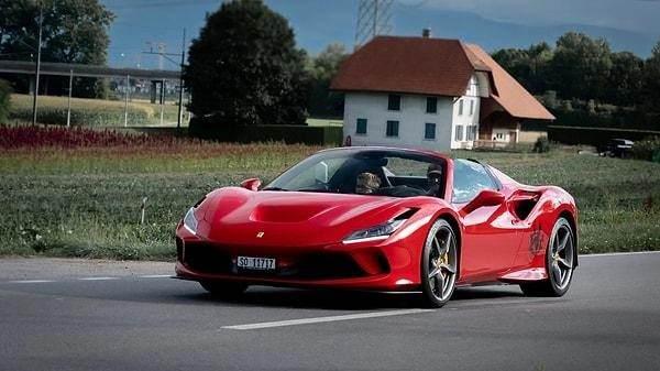 <p>Her geçtiğinde gözünüze çarpan kiraz kırmızısı Ferrari tamamen elektrikli olacak. CEO Benedetto Vigna, Ferrari'nin ilk elektrikli spor otomobilini yıl sonuna kadar sergileyeceğini doğruladı</p>

<p> </p>
