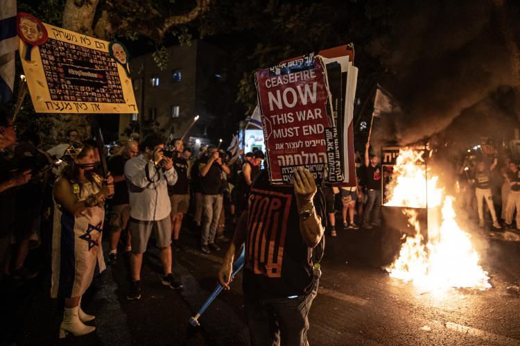 <p>Protestocular İsrail bayrakları ile Başbakan Netanyahu ve hükümetindeki siyasetçiler aleyhinde pankart, afiş ve dövizler taşıdı, caddede kurulan platformda hükümeti eleştiren konuşmalar yaptı.</p>
