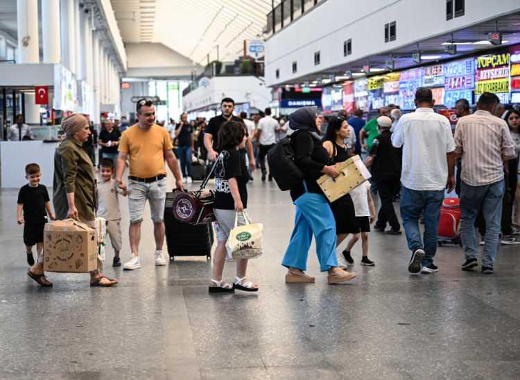 <p>AŞTİ'de vatandaşların rahat ve huzurlu yolculuk yapabilmesi için güvenlik önlemleri artırıldı. Özel güvenlik görevlilerinin yanı sıra polis ekipleri de terminalde görev aldı.</p>

<p> </p>
