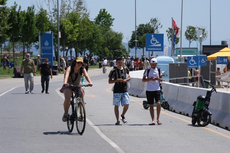 <p>Ailesiyle pikniğe gelen Sami Karafakıoğlu, kentte güzel bir bayram geçirip dinlendiklerini kaydetti.</p>

<p>Karafakıoğlu, son gün ailece piknik yaptıklarını aktararak, "Bayramda İstanbul’daydık, kurbanımızı burada kestik. Çocuklar parkta eğlenirken biz de burada tavla falan oynuyoruz." ifadelerini kullandı.</p>

<p>Sait Yıldırım ise insanların böyle alanlarda mutlu olduğunu söyledi.</p>
