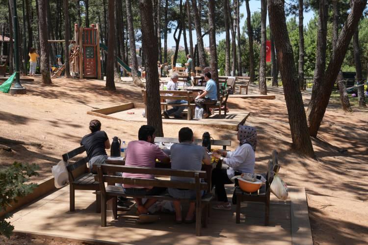 <p>Piknik yapmak için Belgrad Ormanı'na gelen aileleler, kontrollü alanlarda mangal yakarken çocuklar oyun oynadı.</p>
<p> </p>
