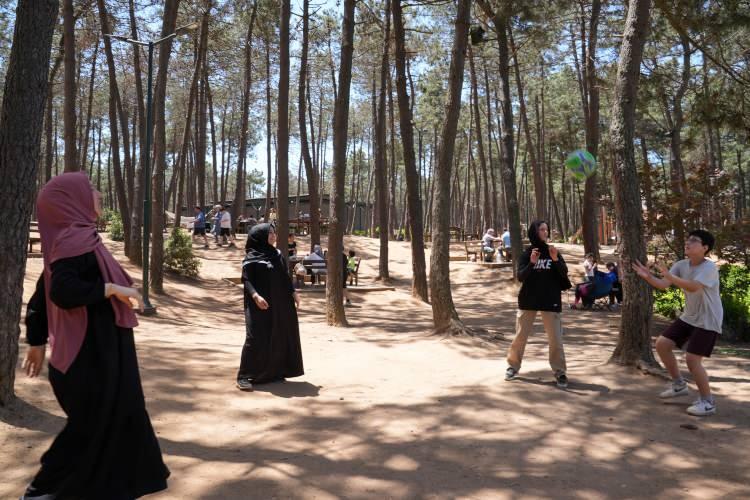 <p>İstanbullular ise Kurban Bayramı tatilinin son gününde ormanlar, millet bahçeleri ve sahillerde zaman geçirdi.</p>