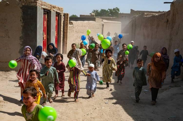 <p><strong>Tanzanya'da yardım götürdüğü sırada çocukları da unutmayarak onlara balon dağıtan ünlü isim o anlar duygusal notlar düştü.İşte o paylaşımlar...</strong></p>
