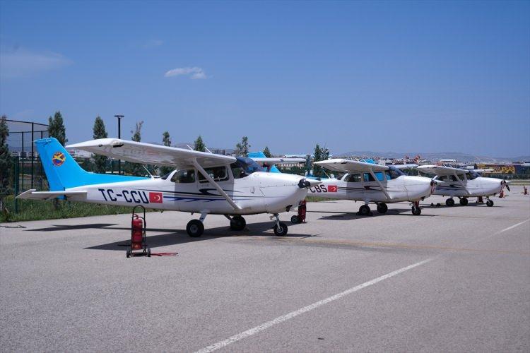<p>THK bugün planör, paraşüt, yamaç paraşütü, motorlu yamaç paraşütü, yelkenkanat, motorlu yelkenkanat, microlight, gyrocopter, balon, model uçak, insansız hava aracı olmak üzere 11 ayrı sportif havacılık branşı alanlarında eğitimler veriyor.</p>