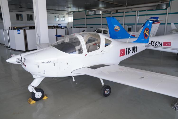 <p>6 ile 12 gün arası süren paraşüt kursunda T-10 B paraşütüyle yaklaşık 400 metreden bir atlayış yapılıyor. </p>