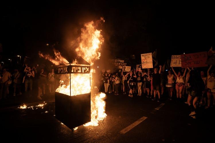 <p>Tel Aviv'deki protestoların başlıca adreslerinden olan ve polisin demir bariyerlerle kapattığı Kaplan Caddesi'ndeki gösteriye katılan on binlerce İsrailli de Gazze'deki esirlerin serbest bırakılması için takas anlaşmasının derhal yapılması talebinde bulundu.</p>
