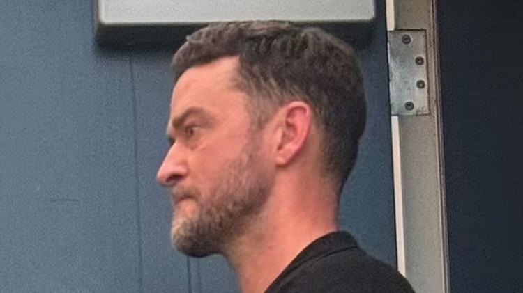 <p><strong>Yeni yayınlanan fotoğraflarda Timberlake'in gözlerinin kıpkırmızı olduğu görülüyor. </strong></p>
