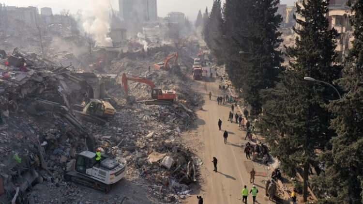 <p>Bugüne gelindiğinde ise kentsel dönüşüm doğrultusunda İstanbul’da 90 bin, Ankara’da 10 bin olmak üzere, ülke çapında toplam 250 bin konutun dönüşümü sahada devam ediyor.</p>
