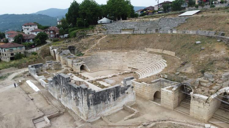 <p>Çalışma hakkında AA muhabirine açıklamalarda bulunan Konuralp Müze Müdürü İhsan Arslan, antik tiyatronun 3 katlı olarak 3 kaveyadan (oturma bölümü) oluştuğunu ve 50 metre boyunca uzanan bir sahne binası bulunduğunu belirtti.</p>

<p> </p>
