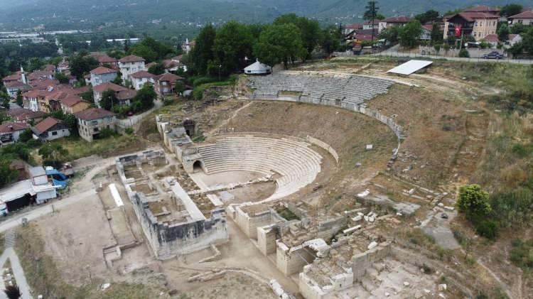 <p>Antik dönemin izlerini taşıyan bölgede; antik tiyatro, surlar, su kemerleri ve Roma Köprüsü gibi yapılar yer alıyor. </p>
