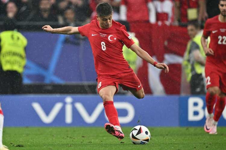 <p>Marca: "Arda Güler Türkiye'yle bir yıldız gibi. Türkiye'nin Messi'si"</p>
