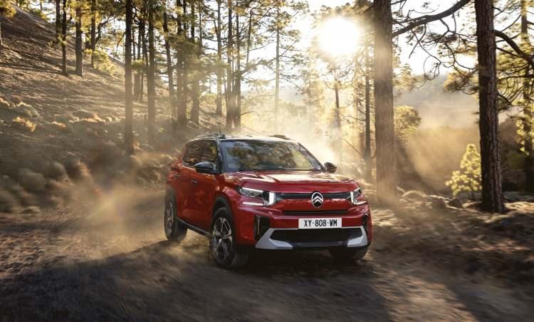 <p>Yandan bakıldığında SUV genlerini mükemmel bir dengeyle ortaya koyan Citroen C3 Aircross, düz tavan çizgisi ve 1,66 metre tavan yüksekliği sayesinde tüm yolculara geniş bir yaşam alanı sağlıyor. </p>