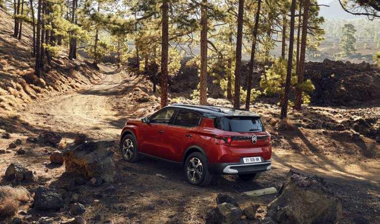 <p>Yerden yüksekliği 200 milimetre olan yeni C3 Aircross, yüksek ve daha güvenli bir sürüş pozisyonu dışında daha fazla gövde koruması ve daha kolay erişim sağlıyor.</p>