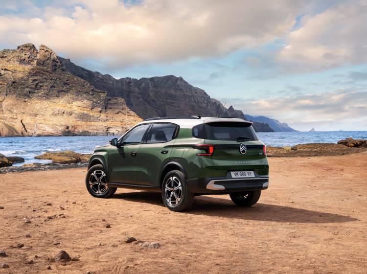 <p>Bunların yanı sıra yeni araçta Citroen algısını daha da arttırmak üzere çift renkli tavan gibi ek kişiselleştirme çözümleri de sunuluyor.</p>