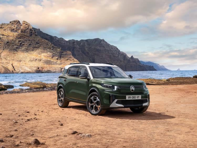 <p>Yeni C3 Aircross, 4,39 metre uzunluğa ulaşan yeni boyutlarıyla daha fazla iç hacim sağlıyor. Son derece dengeli oranlara sahip olan yeni C3 Aircross sınıfının en uzun aks mesafesiyle dikkati çekiyor. Yine bu uzun aks mesafesi arka yolcular için daha fazla diz mesafesi de sağlıyor.</p>

<p> </p>
