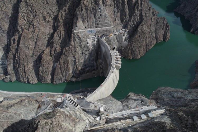 <p>Yusufeli ilçesinde Çoruh Nehri üzerine projelendirilip, temeli 26 Şubat 2013'te atılan, 275 metre gövde yüksekliğiyle Türkiye'nin en yüksek, dünyanın 5'inci en yüksek barajı Yusufeli Barajı ile hidroelektrik santrali (HES) inşası tamamlandı.</p>