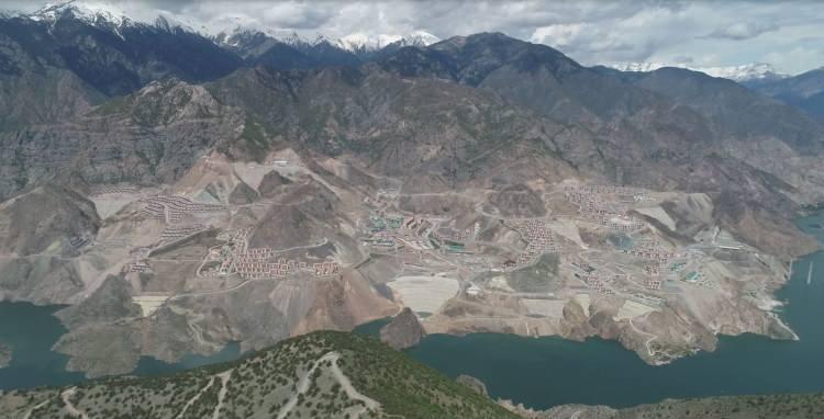 <p>Barajdaki çalışmaları yakından takip eden AK Parti Artvin Milletvekili Faruk Çelik, su seviyesinin 24 Haziran'da 710 metre seviyesine çıkacağını belirterek, "Çoruh Nehri'nin bilezikleri, gerdanlıkları diye tabir edilen baraj silsilesinin sonuncusu Yusufeli Barajı'nda 1 milyarı aşkın kilovatsaat elektrik üretildi.</p>