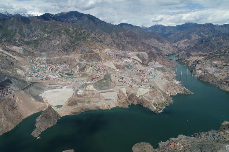 <p>Böyle muazzam bir eseri çok şükür ülkemize kazandırdık. Artık son denemelerden sonra da Yusufeli Barajı, ülkeye katkılarına devam edecek" diye konuştu. </p>
