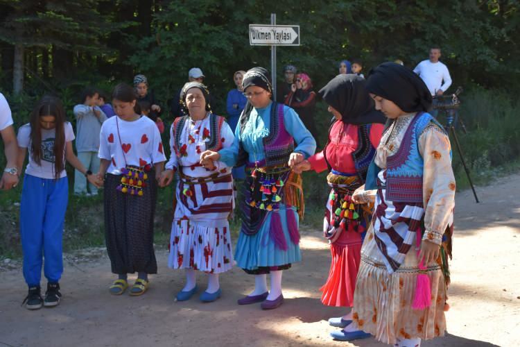 <p>Hendek Dikmen Mahallesi sakinleri 117 yıldır devam ettirilen göç geleneği için hazırlıklarını tamamladı. Şenlik havasında başlayan yayla göçünde sahipleri tarafından süslenilen küçük ve büyükbaş hayvanlar bin 725 metre yükseklikteki Dikmen Yaylası'na çıkartıldı. </p>
