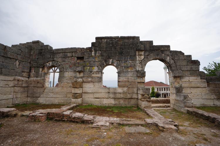 <p>Düzce'nin Konuralp bölgesinde bulunan ve adını Bitinya Kralı I. Prusias'tan alan Prusias Ad Hypium Antik Kenti'nde gerçekleştirilen kazı çalışmalarının bu sene sonunda tamamlanması planlanıyor. Çalışmaların tamamlanmasının ardından restorasyon başlatılacak.</p>
