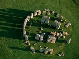 <p>Stonehenge, İngiltere'nin Wiltshire bölgesinde M.Ö. 3000-2000 yılları arasında inşa edilmiş tarih öncesi bir taş çemberdir. </p>
