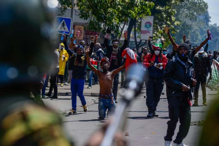 <p>Vergi artışlarına tepki göstermek ve ekonomi politikalarına yönelik endişeleri dile getirmek için düzenlenen protestolara daha önce güvenlik güçleri müdahale etmiş ve birçok kişi gözaltına alınmıştı.</p>
