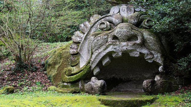 <p>İtalya'nın Bomarzo kentinde bulunan Sacro Bosco Parkı, tuhaf ve gerçeküstü heykellerle dolu Rönesans döneminden kalma bir bahçedir. </p>
