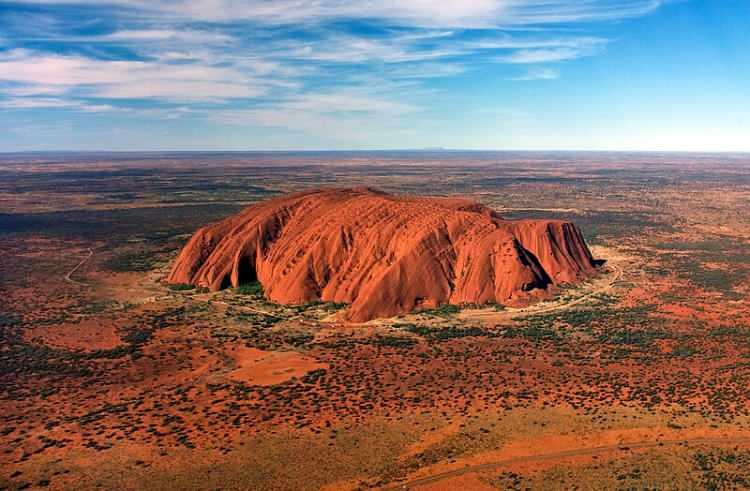 <p>Bu devasa kumtaşı monoliti, eski ruhani enerjiyi barındırdığına inanan Aborjin kabileleri tarafından kutsal bir alan olarak kabul edilir.</p>

<p> </p>

<p> Uluru, UNESCO Dünya Mirası listesinde yer almakta olup, Avustralya için önemli bir</p>
