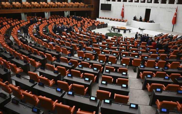 <p>Yüksek Seçim Kurulu'nun, Türkiye İstatistik Kurumu (TÜİK) 2023 nüfus verilerine göre düzenlediği 600 milletvekilinin il ve seçim bölgelerine göre dağılımları Resmi Gazete’de yayımlandı.</p>
