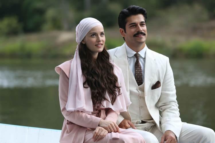 <p><strong>Çalıkuşu ile başlayan ilişkilerini 2017 yılında nikâh masasına oturarak taçlandıran Burak Özçivit ve Fahriye Evcen, sanat camiasının en popüler çiftleri arasında yer alıyor. </strong></p>

<p> </p>
