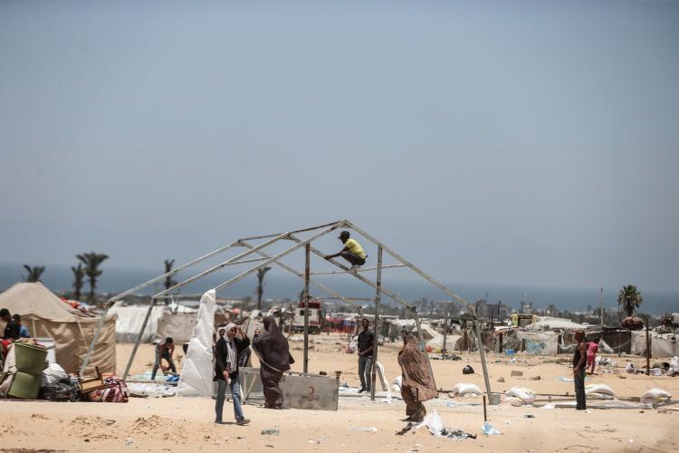 <p>İsrail ordusu, Refah'ın batısındaki El-Mevasi bölgesinde yerinden edilen Filistinlilerin çadırlarını vurdu.</p>
